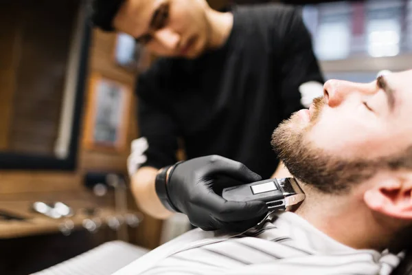Barbiere rasatura il collo del suo cliente — Foto Stock