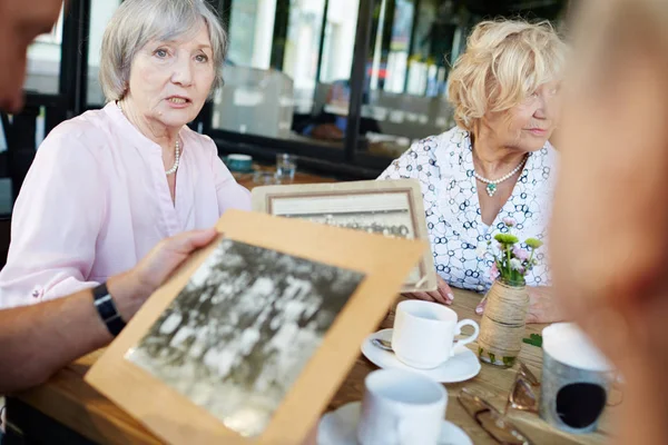 Woman showing black-and-white photos — Stock Photo, Image