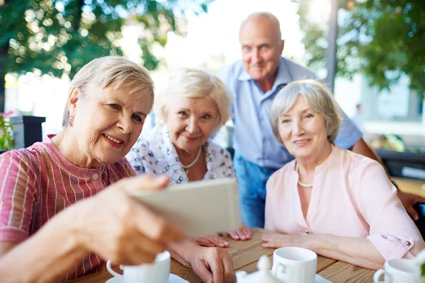 Personas mayores en la mesa de madera para la fiesta del té — Foto de Stock