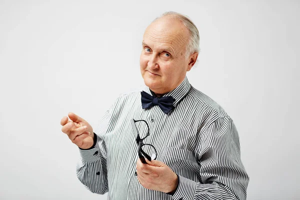 Hombre mayor sosteniendo anteojos — Foto de Stock