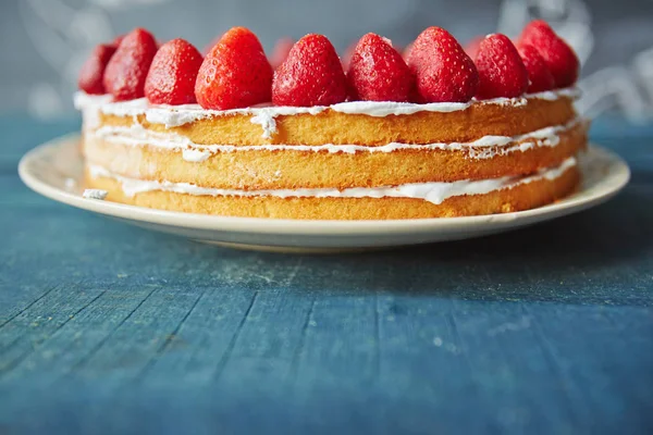 Cake decorated with fresh ripe strawberries — Stock Photo, Image