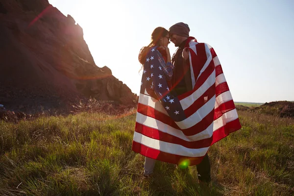 Couple debout au sommet de la colline — Photo