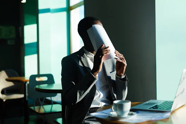 Zakenman die betrekking hebben op zijn gezicht — Stockfoto