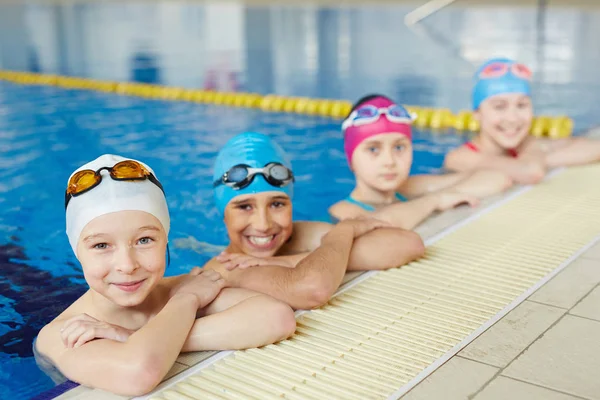 Boys and girls smiling to camera — Stock Photo, Image