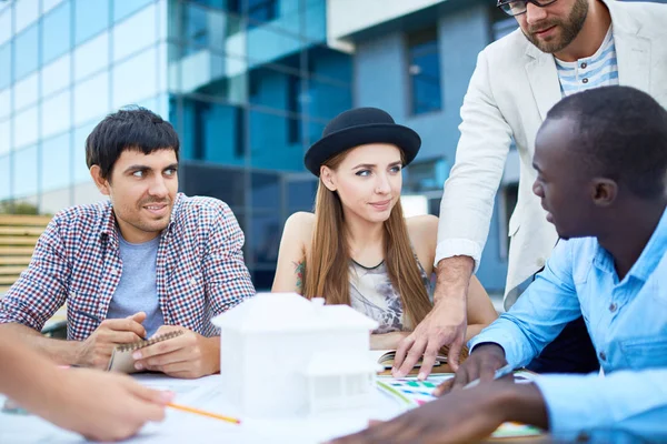 Açık havada çalışan genç Mimarlar takım