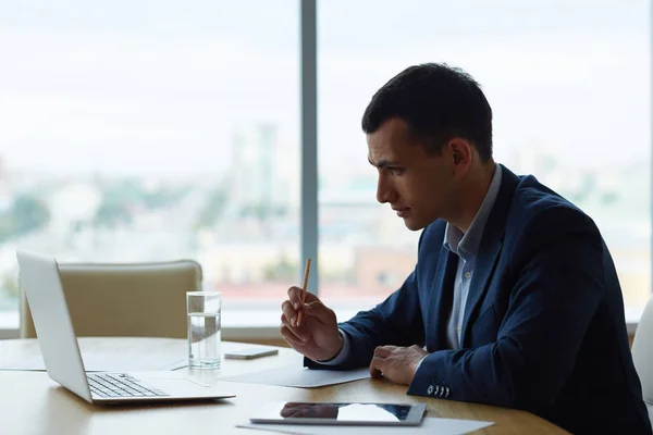 Ung entreprenör i arbetet i Office — Stockfoto