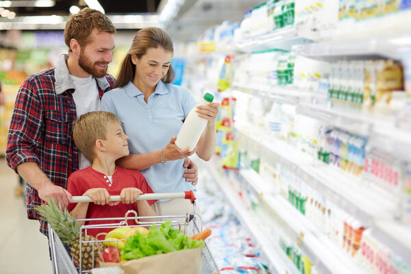 муж держит жену за талию
