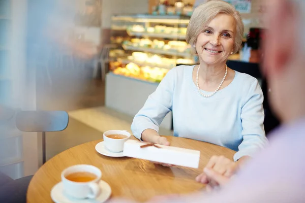 Senior hembra haciendo sorpresa en cafetería — Foto de Stock