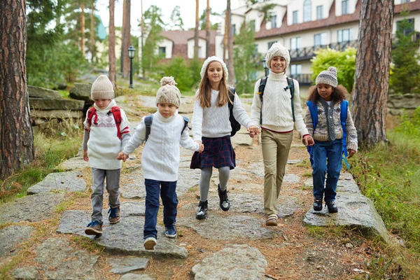 Kids walking to school — Stock Photo, Image