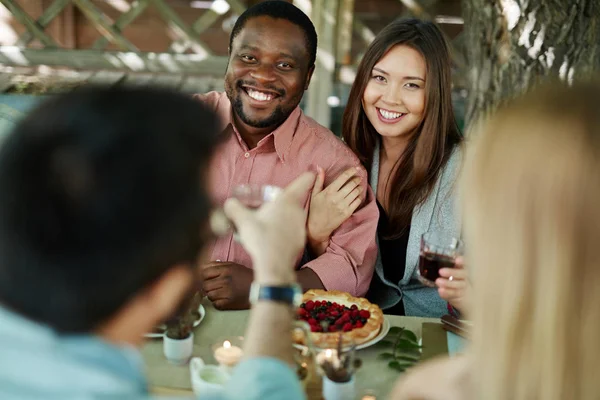 Freunde beim gemeinsamen Essen — Stockfoto