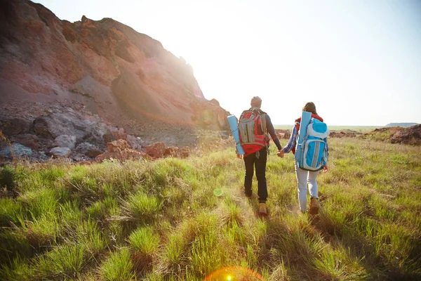 Paar hand in hand — Stockfoto