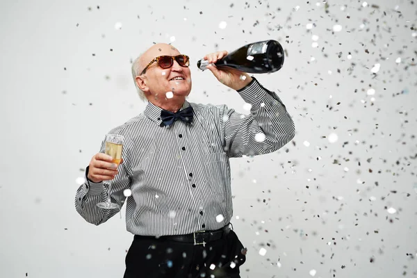 Senior s lahví šampaňského — Stock fotografie