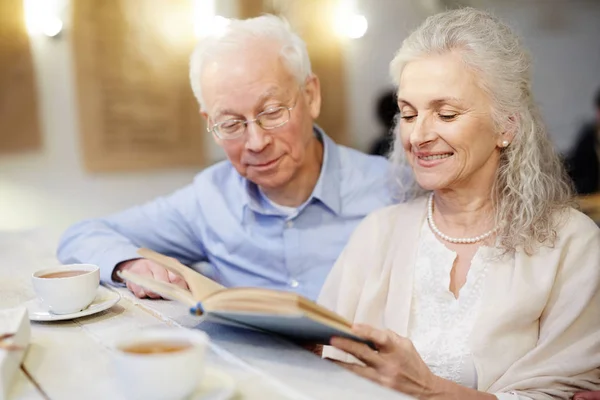 Seniorzy, czytanie książki — Zdjęcie stockowe