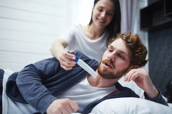 Frau zeigt positiven Schwangerschaftstest — Stockfoto