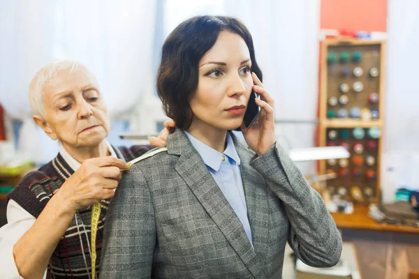 Mujer hablando por celular — Foto de Stock