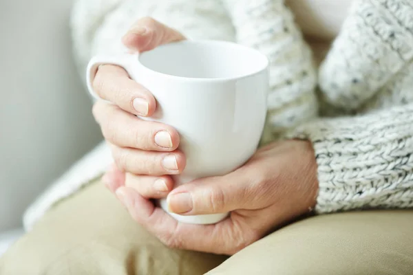 Manos sosteniendo una taza de café — Foto de Stock