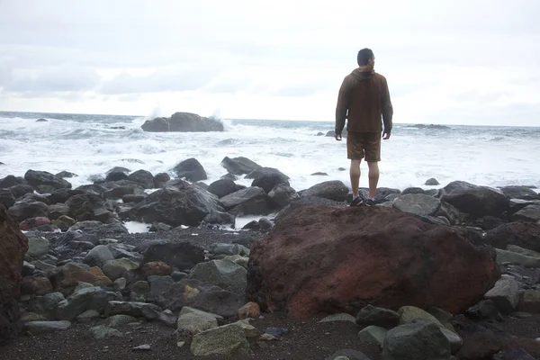 Voyageur debout sur une énorme pierre — Photo