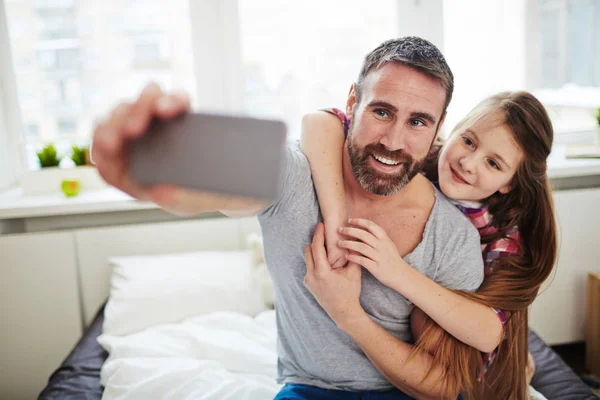 Girl and dad posing for selfie — Stock Photo, Image