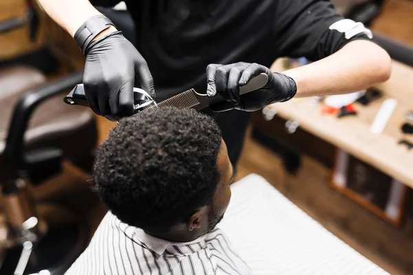 Stylist cutting hair of client — Stock Photo, Image