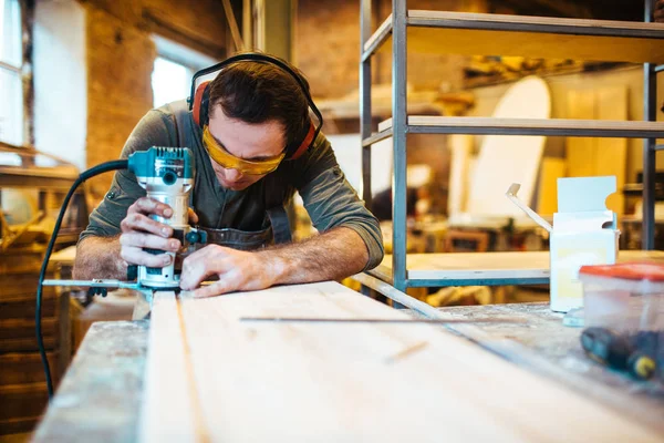 Carpintero con enrutador de madera —  Fotos de Stock