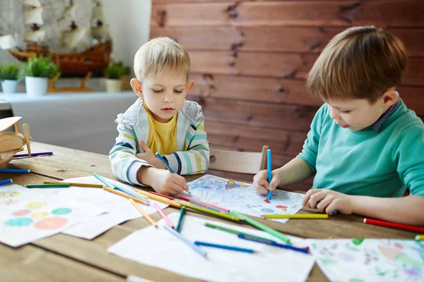 Dos niños pequeños en clase de arte — Foto de Stock