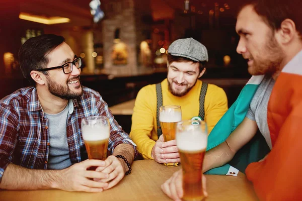 Grupo de hombres disfrutando de cerveza lager —  Fotos de Stock