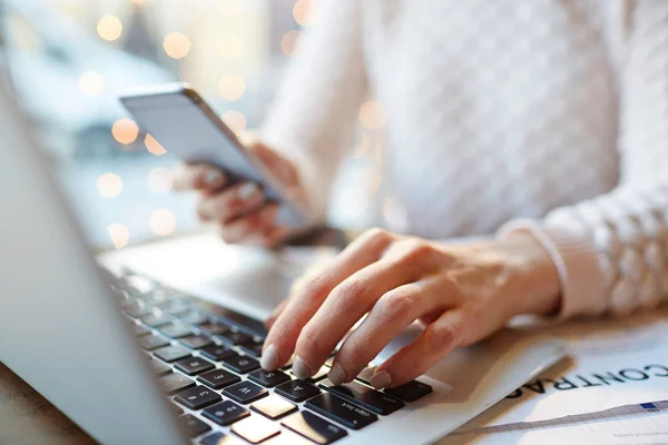 Businesswoman with laptop and smartphone — Stock Photo, Image