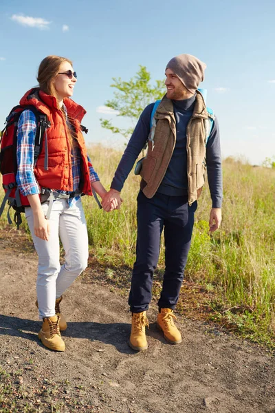 Couple sur le sentier de randonnée — Photo