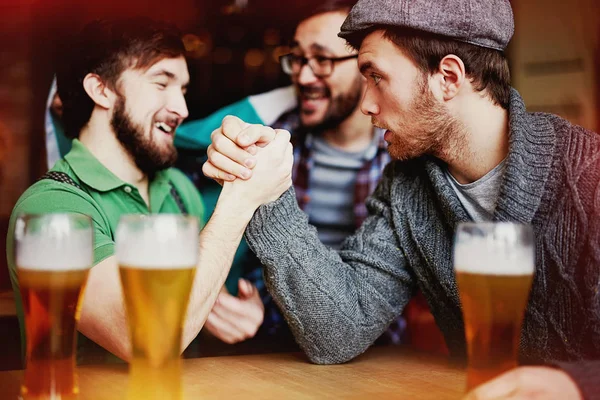 Трое мужчин в баре с пивом — стоковое фото