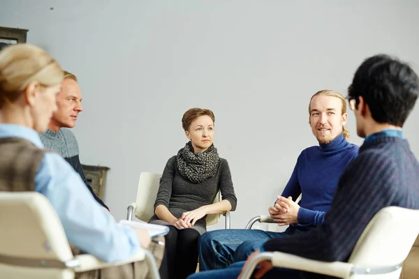 Mannen en vrouwen op psychologische sessie — Stockfoto