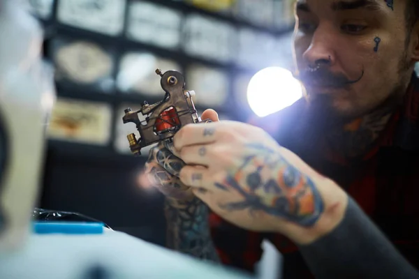 Τατουάζ μηχάνημα στα χέρια — Φωτογραφία Αρχείου