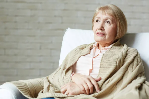 Senior vrouw op Bank — Stockfoto