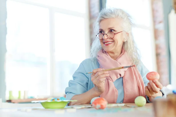 Mujer pintando huevos de Pascua — Foto de Stock