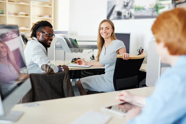 Návrháři interiérů s brainstorming — Stock fotografie