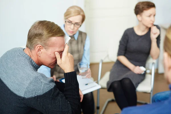 Moe man met hoofdpijn — Stockfoto