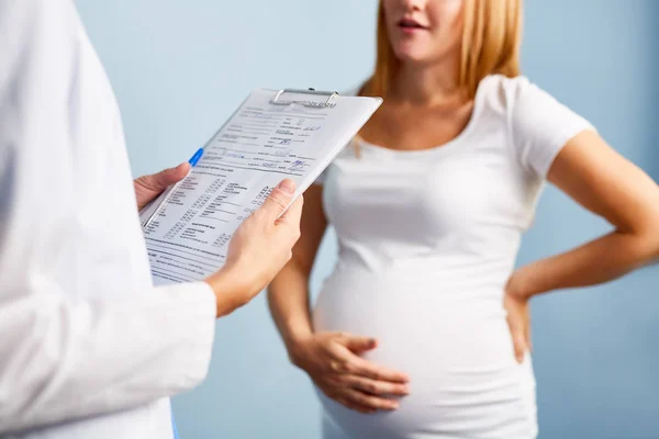 Terhes nő beszélt az orvos — Stock Fotó