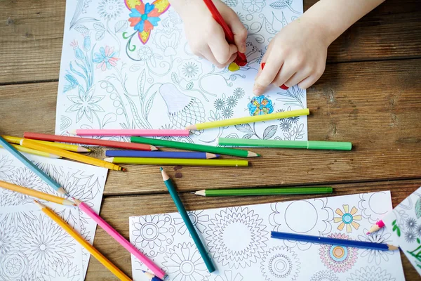 El proceso creativo del niño pequeño — Foto de Stock