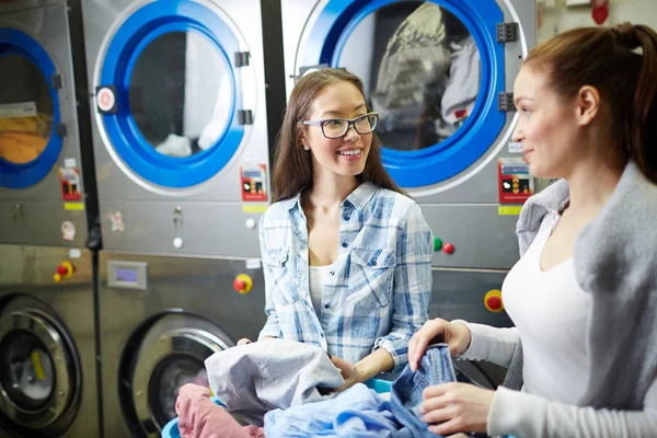 Mujeres hablando en lavandería — Foto de Stock