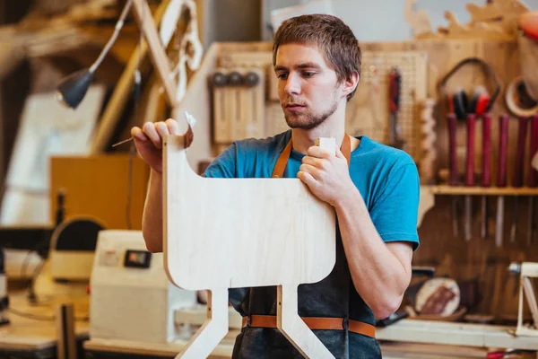 Schrijnwerker verwerking plank — Stockfoto