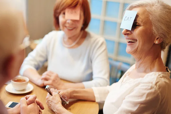 Старшие женщины играют с блокнотами — стоковое фото