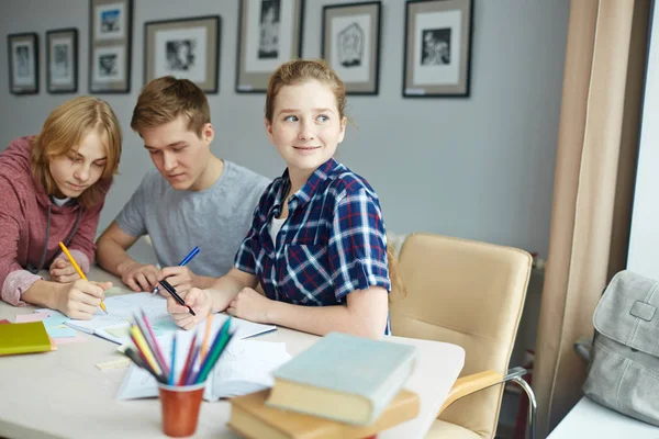 Geïnspireerd meisje op zoek opzij — Stockfoto