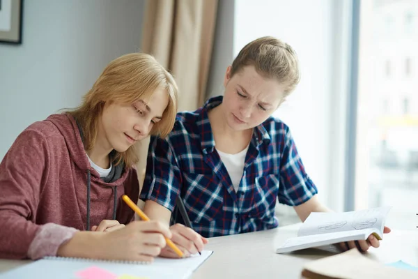 Ontwerpers zitten door tabel — Stockfoto