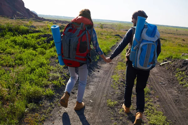 Туристическая пара, идущая по равнине — стоковое фото