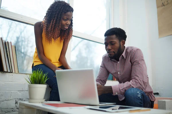 Empresarios afroamericanos con portátil —  Fotos de Stock