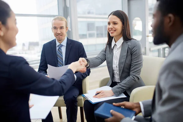 Vrouwelijke ondernemers elkaar groeten — Stockfoto