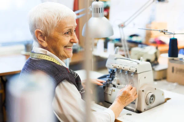 Funcionamiento de la ropa sonriente — Foto de Stock