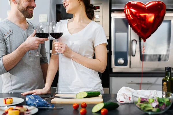 San Valentín tostadas con vino —  Fotos de Stock