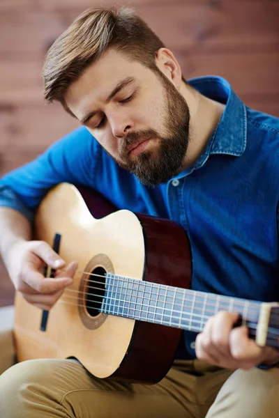 Genç adam ile akustik gitar sakallı. — Stok fotoğraf