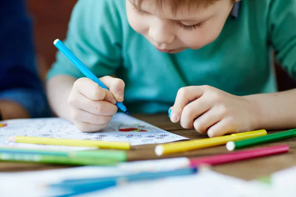 Niño pequeño y cuadro para colorear — Foto de Stock