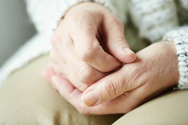 Handen van oudere vrouw — Stockfoto